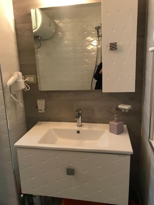 Warm Apartment In The Center Of Tirana City ภายนอก รูปภาพ